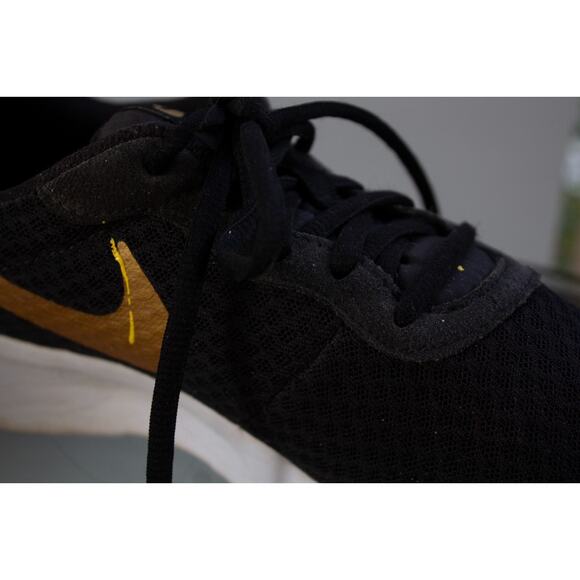 Nike Womens Tanjun 812655-004 Black Gold Running Shoes Sneakers Size 8 - Picture 4 of 8